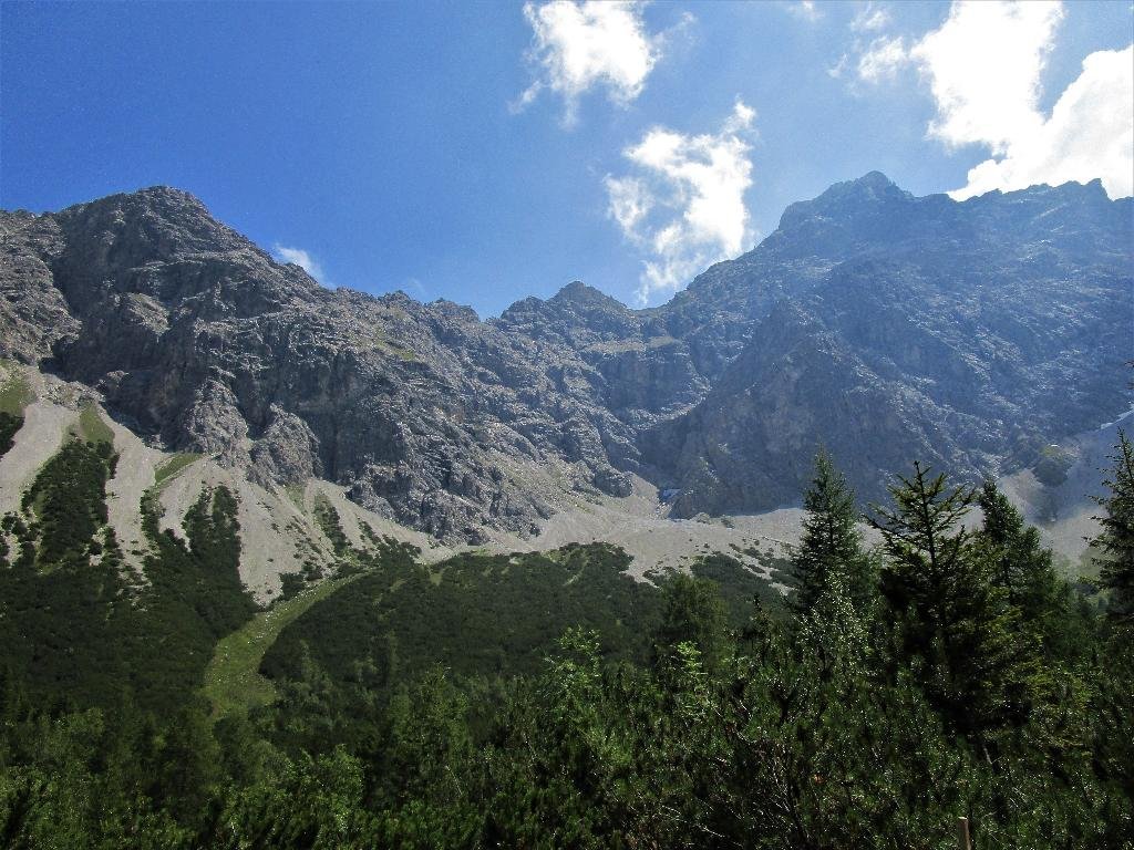 In der Bildmitte der Aufstieg zum Spusagang, links der Oberzalimkpf (2340m) und rechts der Panüeler Kopf (2859m)